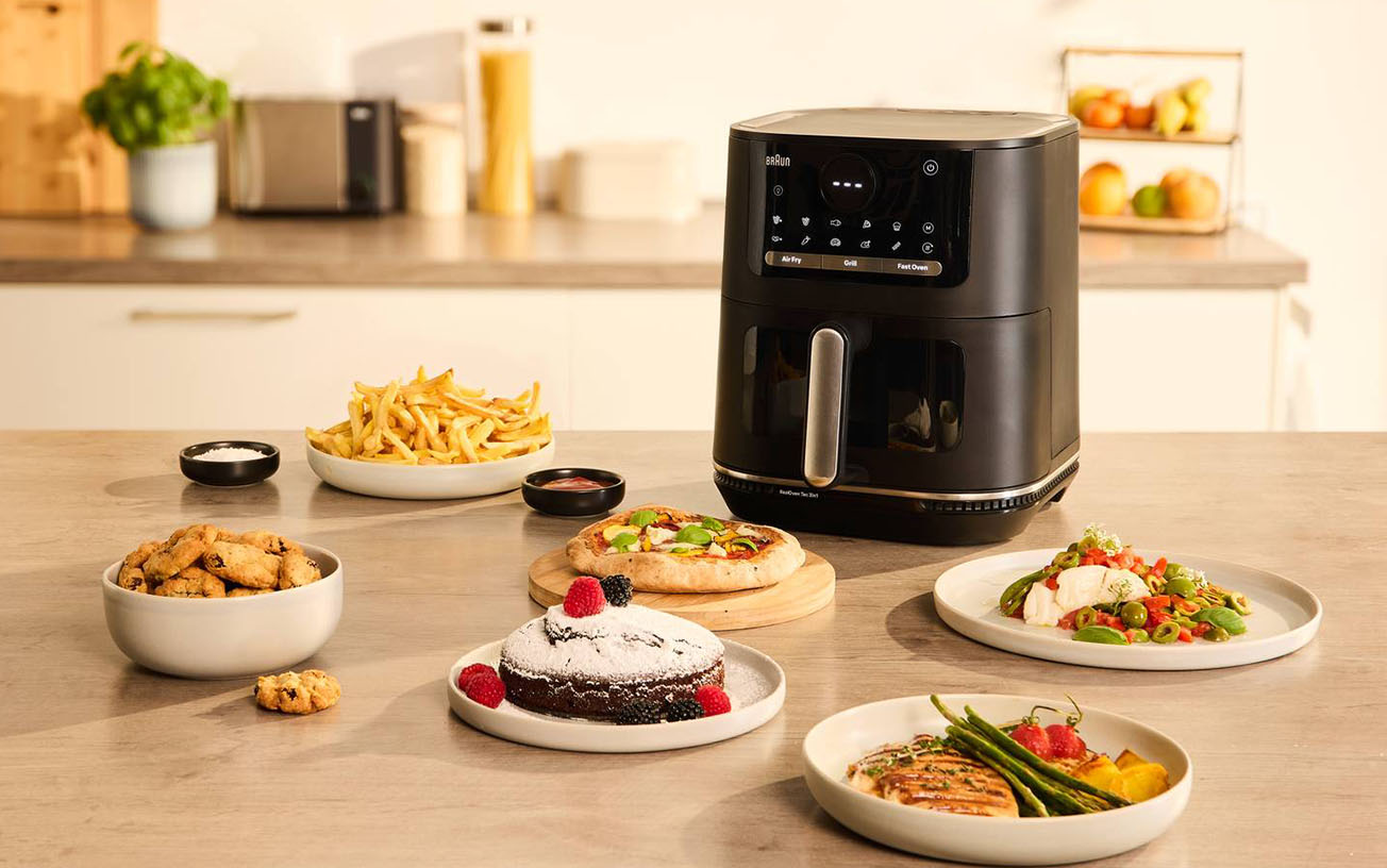 MultiFry 5 HF5075I di Braun funziona con tecnologie RealAir e RealOven Tec 3in1 con doppio elemento riscaldante, che permettono di friggere, cuocere e grigliare con risultati croccanti e uniformi. Capiente 6 litri, offre massima versatilità con 20 programmi automatici e ha temperatura regolabile fino a 220 °C. La potenza è di 2.000 watt. Misura L 28 x P 27 x H 33,5 cm. Prezzo 180 euro. www.braunhousehold.com/it