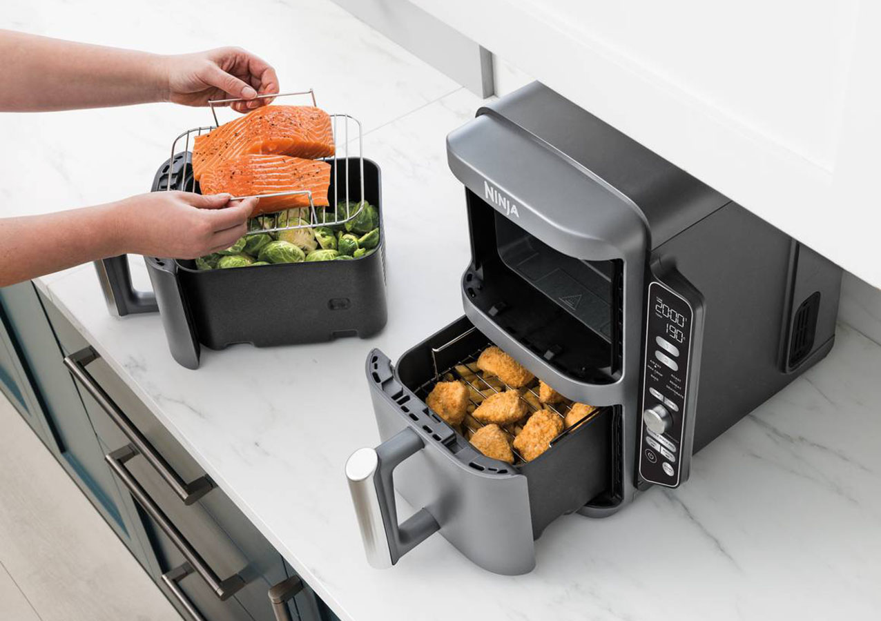 Salvaspazio, la friggitrice ad aria Double Stack XL SL400EU di Ninja da 9,5 litri, è dotata di due scomparti impilabili regolabili autonomamente. Cucina su 4 livelli contemporaneamente grazie alle griglie Double Stack che raddoppiano la superficie di cottura in ogni scomparto. È dotata di 6 programmi di cottura. Misura L 28 x P 47 x H 38,5 cm. Prezzo 269 euro. www.ninjakitchen.it