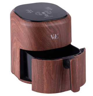 Elegante, grazie al rivestimento effetto legno, la friggitrice ad aria della Collezione Radici di Villa d’Este Home è capiente 5 litri, ha temperatura regolabile dai 60°C ai 200°C e 6 programmi preimpostati. La potenza è di 1.200 watt ed è dotata di funzione di autospegnimento in caso di estrazione del cestello. Misura L 24,5 x P 30 x H 29 cm. Prezzo 79,99 euro. www.satur.it