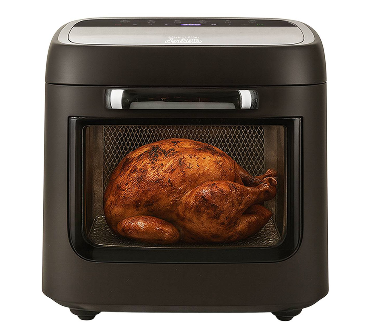 Con 12 litri di capienza, la Friggitrice XXL di Kasanova cuoce, riscalda, arrostisce e scongela anche un pollo intero. Grazie alla doppia finestra in vetro e alla luce interna è possibile seguire gni passaggio della preparazione, senza aprire lo sportello e la partenza ritardata permette di impostare la cottura con 3 ore di anticipo. Ha potenza di 1.800 watt. Misura L 34 x P 44,5 x H 35 cm. Prezzo 199 euro. www.kasanova.it