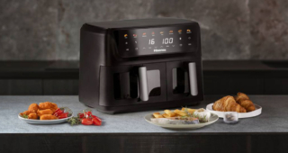 Con una capacità XL da 11 litri, la friggitrice Dual Basket HAF2700DCD di Hisense ha 8 programmi preimpostati e temperatura regolabile da 80 °C a 200 °C. I due cestelli, completamente indipendenti, consentono di cucinare due pasti diversi contemporaneamente senza mescolare i sapori, e la Funzione SyncServe sincronizza i tempi di cottura facendo sì che i piatti siano caldi e pronti per essere serviti nello stesso momento. Ha potenza di 2.700 watt, possibilità di programmazione con partenza ritardata e luce interna. Misura L 46 x P 33 x H 43 cm. Prezzo 179,99 euro. www.hisense.com
