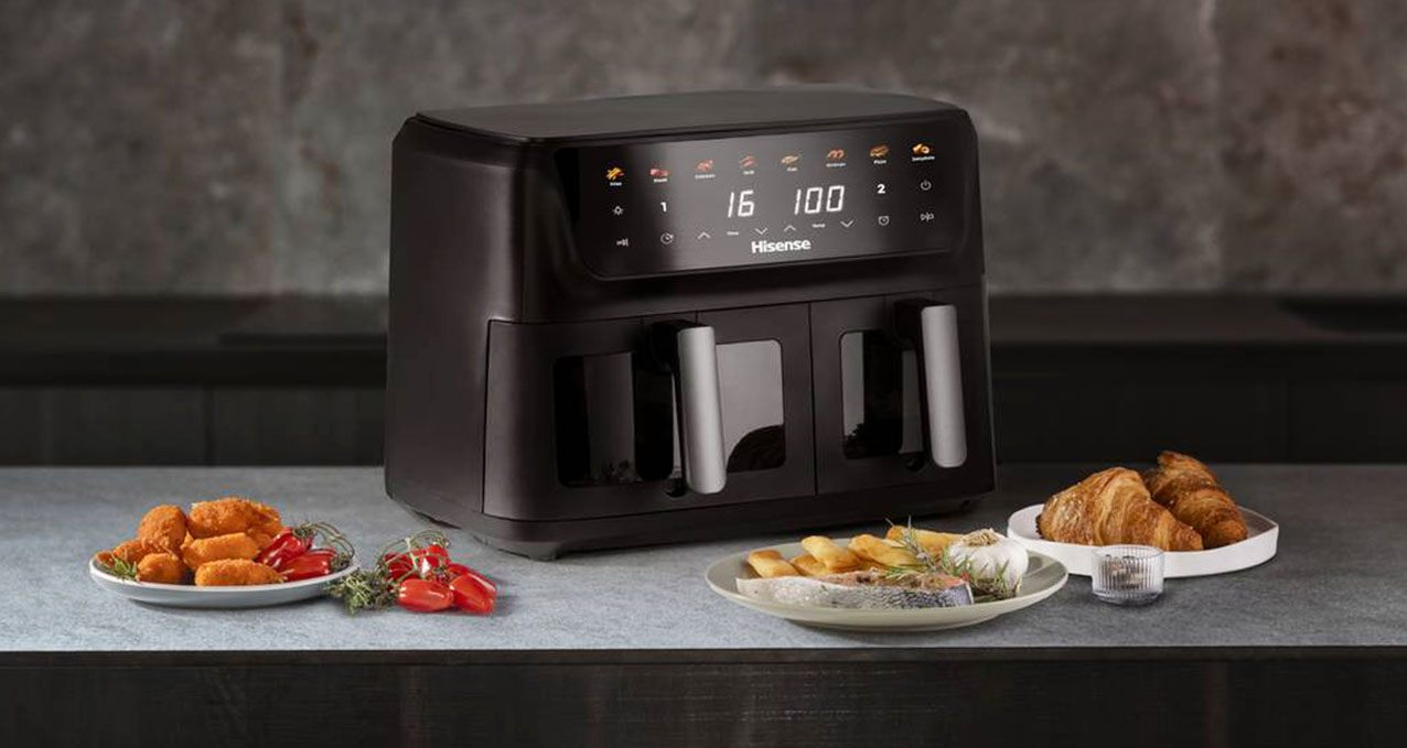 Con una capacità XL da 11 litri, la friggitrice Dual Basket HAF2700DCD di Hisense ha 8 programmi preimpostati e temperatura regolabile da 80 °C a 200 °C. I due cestelli, completamente indipendenti, consentono di cucinare due pasti diversi contemporaneamente senza mescolare i sapori, e la Funzione SyncServe sincronizza i tempi di cottura facendo sì che i piatti siano caldi e pronti per essere serviti nello stesso momento. Ha potenza di 2.700 watt, possibilità di programmazione con partenza ritardata e luce interna. Misura L 46 x P 33 x H 43 cm. Prezzo 179,99 euro. www.hisense.com