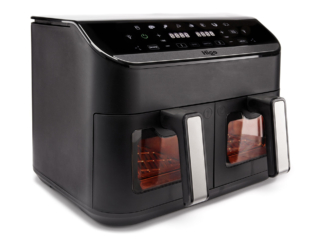 La friggitrice FA-81 di Higo offre una capacità totale 9 litri grazie ai due cestelli indipendenti da 4,5 litri che hanno avvio o fine sincronizzati. Dotata di 8 programmi preimpostati, ha display touch digitale con luce interna, doppia finestra in vetro e alert sonoro per la funzione Shake. La potenza è di 2.400 watt. Misura L 40 x P 30 x H 35. Prezzo 129,90 euro. www.higohome.it