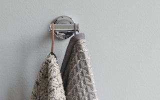 Fa parte della serie di accessori Starck T di Duravit, con base rotonda che si sviluppa nella forma a T come le ramificazioni di un albero, il gancio portasciugamani doppio in cromo, applicabile anche con supporto adesivo. Misura L 6 x H 7,6 cm. Prezzo 61 euro. www.duravit.com