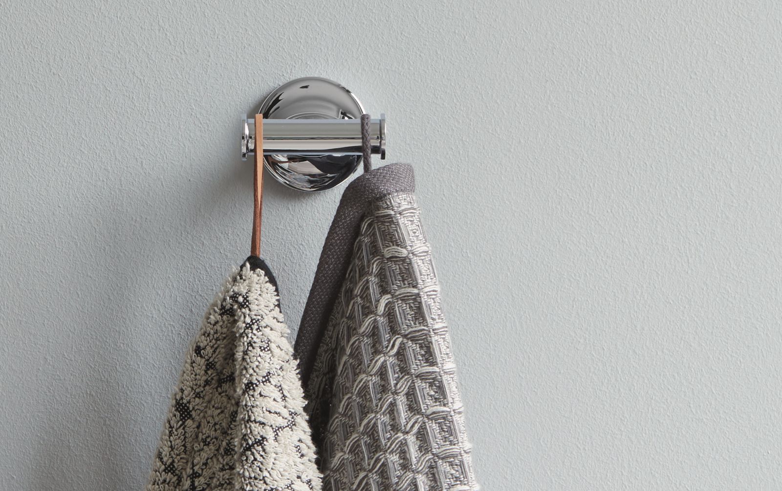 Fa parte della serie di accessori Starck T di Duravit, con base rotonda che si sviluppa nella forma a T come le ramificazioni di un albero, il gancio portasciugamani doppio in cromo, applicabile anche con supporto adesivo. Misura L 6 x H 7,6 cm. Prezzo 61 euro. www.duravit.com