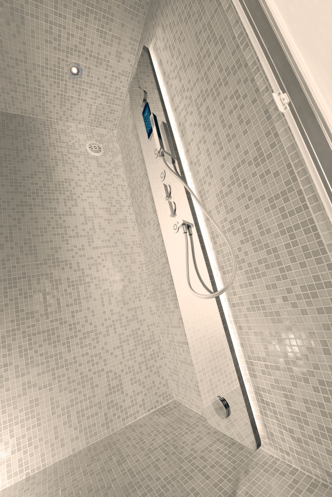 Steam 3 Plus di Kinedo è un generatore di vapore integrato in una colonna doccia con finitura specchiata a semincasso (sporgenza dal muro 5 cm, incasso interno muro 8,5 cm). È dotato di dispenser per aromaterapia, cascata a lama, getti per massaggio dorsale, miscelatore termostatico e doccetta, cromoterapia con stripled disposti sui due lati della colonna, cassa audio integrata, comando Touch e Radio FM. È disponibile in due potenze 2,5 kW monofase (per vani con volume fino a 3,5 mc) e 3,5 kW monofase (per vani con volume da 3,5 a 4,1 mc). Misura L 27 x P 13,5 x H 195 cm. Prezzo, Iva esclusa, per entrambi i modelli 2.400 euro. www.kinedo.it