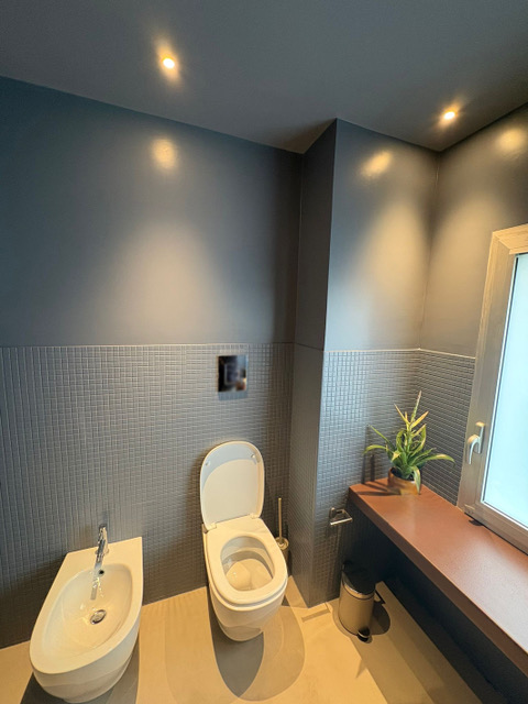 Nel bagno le vecchie piastrelle sono state dipinte con smalto all’acqua Overground di ARD Raccanello; pareti e soffitto sono uniformate dalla medesima tonalità, per un accattivante "effetto scatola".