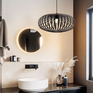 Grande e scenografica la lampada a sospensione da bagno Lieve di Olucia con il paralume realizzato da strisce in metallo nero. Codice IP44. Misura Ø 40 x H 150 cm. Prezzo 89,99 euro. https://www.olucia.com Grande e scenografica la lampada a sospensione da bagno Lieve di Olucia con il paralume realizzato da strisce in metallo nero. Codice IP44. Misura Ø 40 x H 150 cm. Prezzo 89,99 euro. https://www.olucia.com