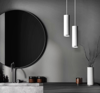 Una forma essenziale per la lampada a sospensione a filo Turyn in vendita su Luciamo che può essere collocata in un bagno moderno. Ha il paralume cilindrico realizzato in metallo bianco candido. Codice IP44. Misura Ø 5,5 x H 11,6 cm. Prezzo 20,90 euro. https://www.luciamo.it Una forma essenziale per la lampada a sospensione a filo Turyn in vendita su Luciamo che può essere collocata in un bagno moderno. Ha il paralume cilindrico realizzato in metallo bianco candido. Codice IP44. Misura Ø 5,5 x H 11,6 cm. Prezzo 20,90 euro. https://www.luciamo.it