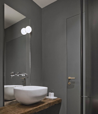 Piccola e facile da ambientare la lampada per specchio Mini Glo-Ball di Flos che può essere applicata anche a plafone o parete. Il diffusore in vetro opalino incamiciato, soffiato a bocca, con finitura esterna acidata, emana una luce diffusa e ha una forma leggermente “schiacciata”. È presente una ghiera filettata in PPS di colore bianco stampato ad iniezione. Codice IP40. Misura Ø11,2 x H 8,5 cm. Prezzo 160 euro. https://flos.com Piccola e facile da ambientare la lampada per specchio Mini Glo-Ball di Flos che può essere applicata anche a plafone o parete. Il diffusore in vetro opalino incamiciato, soffiato a bocca, con finitura esterna acidata, emana una luce diffusa e ha una forma leggermente “schiacciata”. È presente una ghiera filettata in PPS di colore bianco stampato ad iniezione. Codice IP40. Misura Ø11,2 x H 8,5 cm. Prezzo 160 euro. https://flos.com