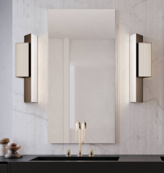 Le lampade a parete Stick ap Double di Contardi Lighting sono caratterizzate da un modulo triangolare e abbinano un diffusore in vetro cannettato a una struttura metallica disponibile nelle finiture satinate bronzo-nickel e nickel dorato. Sono disponibili in due formati, small e medium. Codice IP44. Misura L 19,6 x P 11,6 x H 60 cm. Prezzo 1.830 euro cad. https://contardi-italia.it Le lampade a parete Stick ap Double di Contardi Lighting sono caratterizzate da un modulo triangolare e abbinano un diffusore in vetro cannettato a una struttura metallica disponibile nelle finiture satinate bronzo-nickel e nickel dorato. Sono disponibili in due formati, small e medium. Codice IP44. Misura L 19,6 x P 11,6 x H 60 cm. Prezzo 1.830 euro cad. https://contardi-italia.it