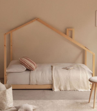 Ha la sagoma di una casetta la struttura del letto Abbin Kids di Sklum che si trasforma nel protagonista della cameretta. Il telaio in legno di pino naturale può essere coperto con tessuto per dare vita ad una capanna per i giochi dei bambini. Misura L 96 x P 196 x H 157 cm. Prezzo 184,95 euro. https://www.sklum.com Ha la sagoma di una casetta la struttura del letto Abbin Kids di Sklum che si trasforma nel protagonista della cameretta. Il telaio in legno di pino naturale può essere coperto con tessuto per dare vita ad una capanna per i giochi dei bambini. Misura L 96 x P 196 x H 157 cm. Prezzo 184,95 euro. https://www.sklum.com