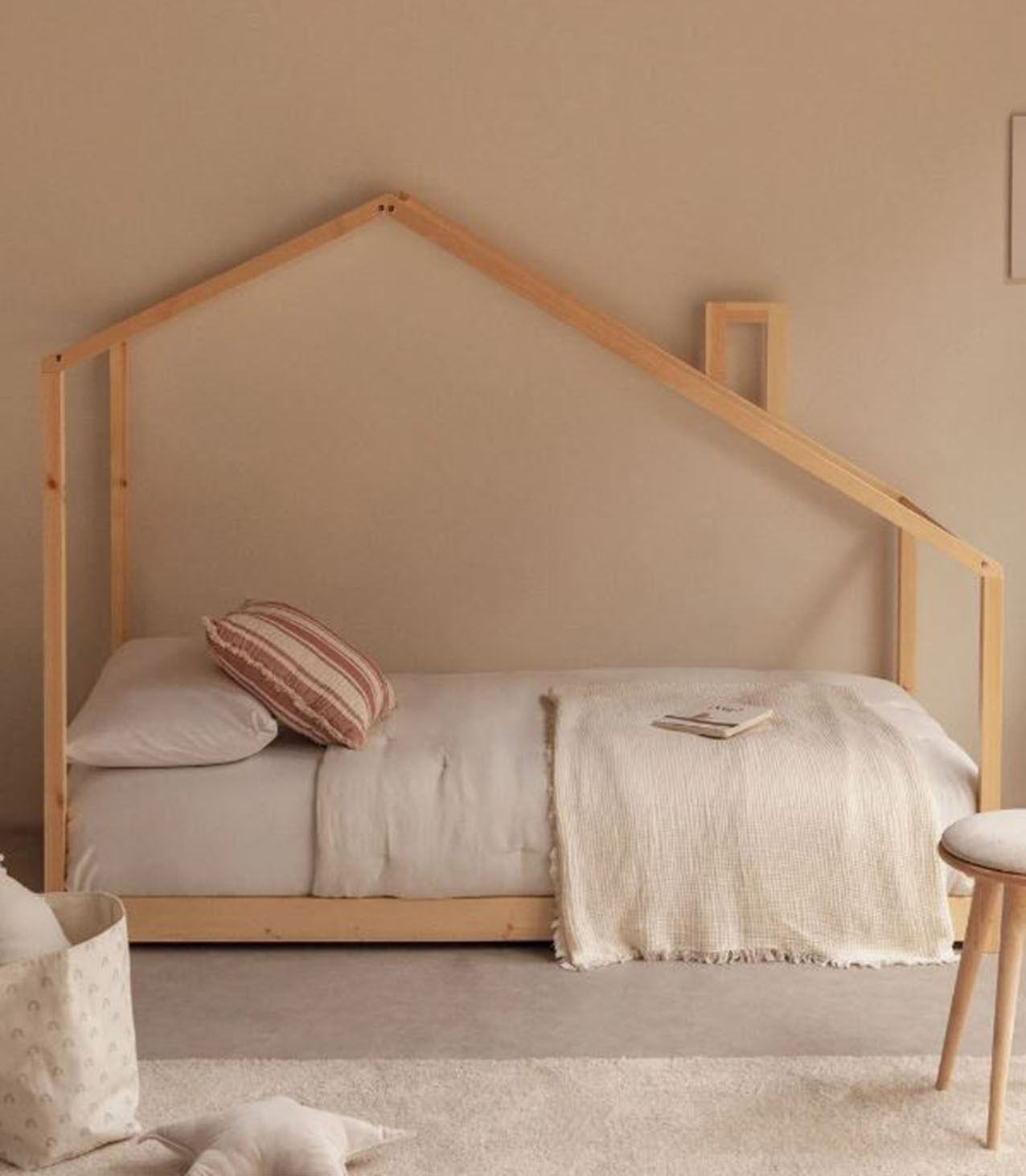 Ha la sagoma di una casetta la struttura del letto Abbin Kids di Sklum che si trasforma nel protagonista della cameretta. Il telaio in legno di pino naturale può essere coperto con tessuto per dare vita ad una capanna per i giochi dei bambini. Misura L 96 x P 196 x H 157 cm. Prezzo 184,95 euro. https://www.sklum.com Ha la sagoma di una casetta la struttura del letto Abbin Kids di Sklum che si trasforma nel protagonista della cameretta. Il telaio in legno di pino naturale può essere coperto con tessuto per dare vita ad una capanna per i giochi dei bambini. Misura L 96 x P 196 x H 157 cm. Prezzo 184,95 euro. https://www.sklum.com