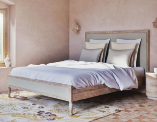 Il letto Harmony di Maisons du Monde è realizzato in legno di mango con una raffinata finitura sbiancata e patinata. La testiera e la pediera hanno una forma squadrata e sono rivestite in lino con il bordo decorato da borchie da tappezziere. Misura L 167 x P 211 x H 124 cm. Prezzo 859 euro. www.maisonsdumonde.com