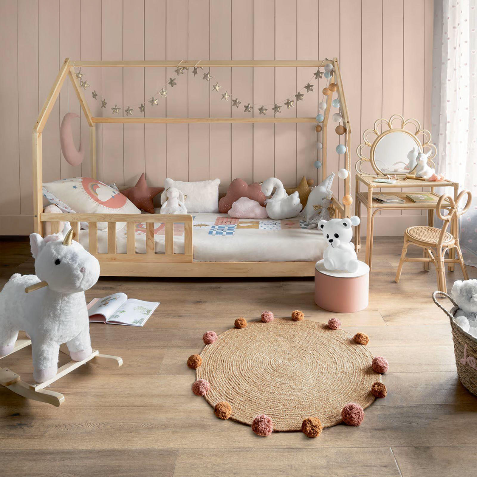 Un'atmosfera fiabesca con il letto montessori Homie di Deghi che garantisce la totale autonomia del bambino in sicurezza. La struttura a capanna in legno di pino permette di appendere decorazioni e lucine. Misura L 98 x P 195 x H 145,5 cm. Prezzo 248 euro. https://www.deghi.it Un'atmosfera fiabesca con il letto montessori Homie di Deghi che garantisce la totale autonomia del bambino in sicurezza. La struttura a capanna in legno di pino permette di appendere decorazioni e lucine. Misura L 98 x P 195 x H 145,5 cm. Prezzo 248 euro. https://www.deghi.it