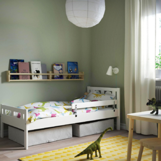 La struttura laccata bianco del letto della serie Kritter di Ikea Italia permette di dare vita ad una cameretta fresca e accogliente anche grazie alla presenza di una sponda protettiva laterale; è corredato di una base a doghe in legno e possono essere aggiunte le scatole portatutto in tessuto nella parte inferiore. Misura L 75 x P 165 x H 68 cm. Prezzo 89,95 euro. Le mensole a parete in legno chiaro permettono di esporre, come quadri, i libri di fiabe. https://www.ikea.com La struttura laccata bianco del letto della serie Kritter di Ikea Italia permette di dare vita ad una cameretta fresca e accogliente anche grazie alla presenza di una sponda protettiva laterale; è corredato di una base a doghe in legno e possono essere aggiunte le scatole portatutto in tessuto nella parte inferiore. Misura L 75 x P 165 x H 68 cm. Prezzo 89,95 euro. Le mensole a parete in legno chiaro permettono di esporre, come quadri, i libri di fiabe. https://www.ikea.com