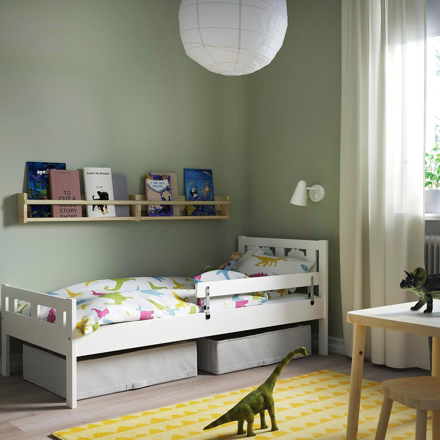 La struttura laccata bianco del letto della serie Kritter di Ikea Italia permette di dare vita ad una cameretta fresca e accogliente anche grazie alla presenza di una sponda protettiva laterale; è corredato di una base a doghe in legno e possono essere aggiunte le scatole portatutto in tessuto nella parte inferiore. Misura L 75 x P 165 x H 68 cm. Prezzo 89,95 euro. Le mensole a parete in legno chiaro permettono di esporre, come quadri, i libri di fiabe. https://www.ikea.com La struttura laccata bianco del letto della serie Kritter di Ikea Italia permette di dare vita ad una cameretta fresca e accogliente anche grazie alla presenza di una sponda protettiva laterale; è corredato di una base a doghe in legno e possono essere aggiunte le scatole portatutto in tessuto nella parte inferiore. Misura L 75 x P 165 x H 68 cm. Prezzo 89,95 euro. Le mensole a parete in legno chiaro permettono di esporre, come quadri, i libri di fiabe. https://www.ikea.com