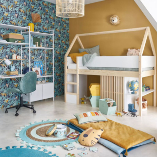 Il letto capanna a soppalco Safari di Maisons du Monde permette ai bambini di giocare e fantasticare ottimizzando al meglio lo spazio nella cameretta: la zona notte è posizionata al piano superiore, mentre al piano terra c'è l'area gioco con i ripiani. Le sponde bianche garantiscono la sicurezza. Misura L 99 x P 199 x H 179,5 cm. Prezzo 629 euro. https://www.maisonsdumonde.com Il letto capanna a soppalco Safari di Maisons du Monde permette ai bambini di giocare e fantasticare ottimizzando al meglio lo spazio nella cameretta: la zona notte è posizionata al piano superiore, mentre al piano terra c'è l'area gioco con i ripiani. Le sponde bianche garantiscono la sicurezza. Misura L 99 x P 199 x H 179,5 cm. Prezzo 629 euro. https://www.maisonsdumonde.com