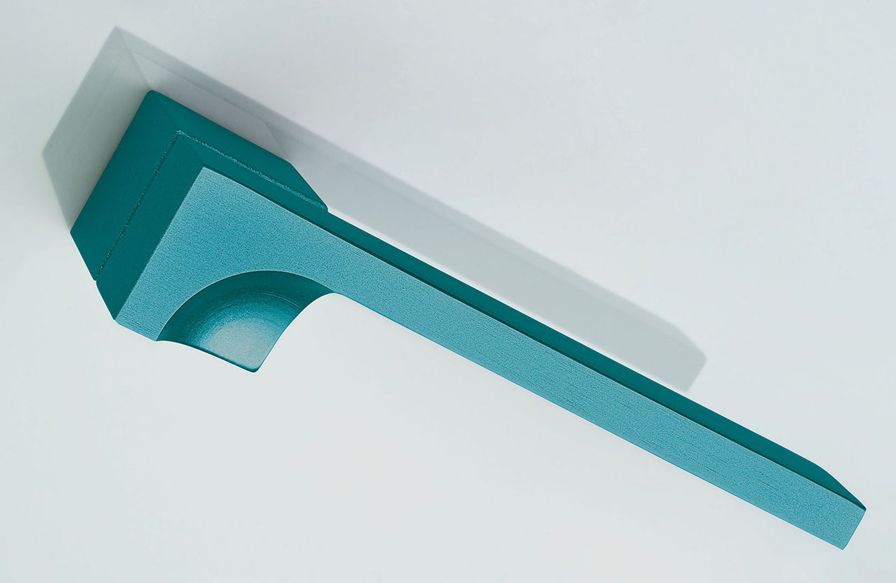 maniglia Quarto -  design  BCF Design
Semplicità e carattere nel segno della contemporaneità.
Nuove finiture verniciate Color Trend 2026QUARTO fa parte della nuova gamma MINIMA Collection,  serie  che  ha debuttato recentemente  e che introduce l’impiego di un componente tecnico di nuova concezione.
Una maniglia che vede nel suo gambo una figura di un quarto di cupola, ne risulta un insieme di grande carattere pur nella semplicità della linea. QUARTO adotta la nuova rosetta da 30 mm di diametro che consente di integrarsi con il collo della maniglia,  così da apparire un tutt’uno con la porta.Tutte le nuove maniglie Minima Collection sono state studiate partendo dall'impiego di un componente tecnico di nuovo studio, con dimensioni ridotte: la nuova rosetta da 30 mm di diametro che consente di integrarsi con il collo della maniglia così da apparire un tutt’uno con la porta .
Allegate immagini  repertorio
Allegata immagine Quarto con finitura nuova nuance TEAL – news  2026
TEAL, né verde, né blu. TEAL nasce alla fine degli anni Cinquanta nel mondo della moda e dei tessuti, diventando nel tempo una presenza sempre più ricorrente anche nell’interior design e nell’home décor. Si può leggere come  verde petrolio profondo e misterioso, oppure un blu di tendenza elegante e sofisticato, che dona carattere e intensità agli spazi. Una fusione cromatica decisa, perfetta per boutique, hospitality e progetti dal forte impatto visivo, dove il dettaglio diventa protagonista.