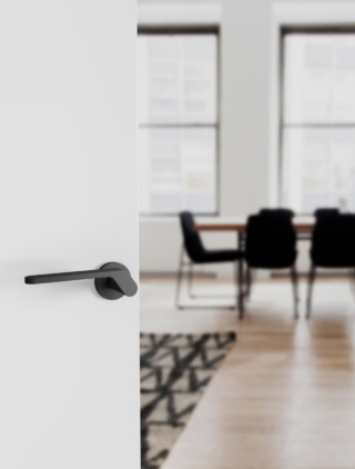 SIGMA  - archivio Frascio 1978  -new edition 2023
design Lorenzo Rosa Fauzza
Sigma, un classico  design anni ’70 di Frascio disegnato dall’architetto Lorenzo Rosa Fauzza.
Frascio ha deciso di recuperare il progetto originario della maniglia e di inserirla a catalogo tra le nuove proposte 2023.
L’oggetto stupisce per la sua eleganza, vero riferimento di un modello del passato più che mai in sintonia con le attuali tendenze arredo.
La scelta di declinare Sigma in un’ampia gamma di finiture,  studiate e attuali, conferma l’intenzione Frascio di rendere questo manufatto contemporaneo, e perfetto per una scelta elegante e misurata.
FINITURE DISPONIBILI :
CROMO LUCIDO  allegata
CROMO SATINATO
OTTONE SATINATO VERNICIATO
NICKELS ATINATO VERNICIATO
NERO OPACP
BRONZO TREND
ANTICO OPACO