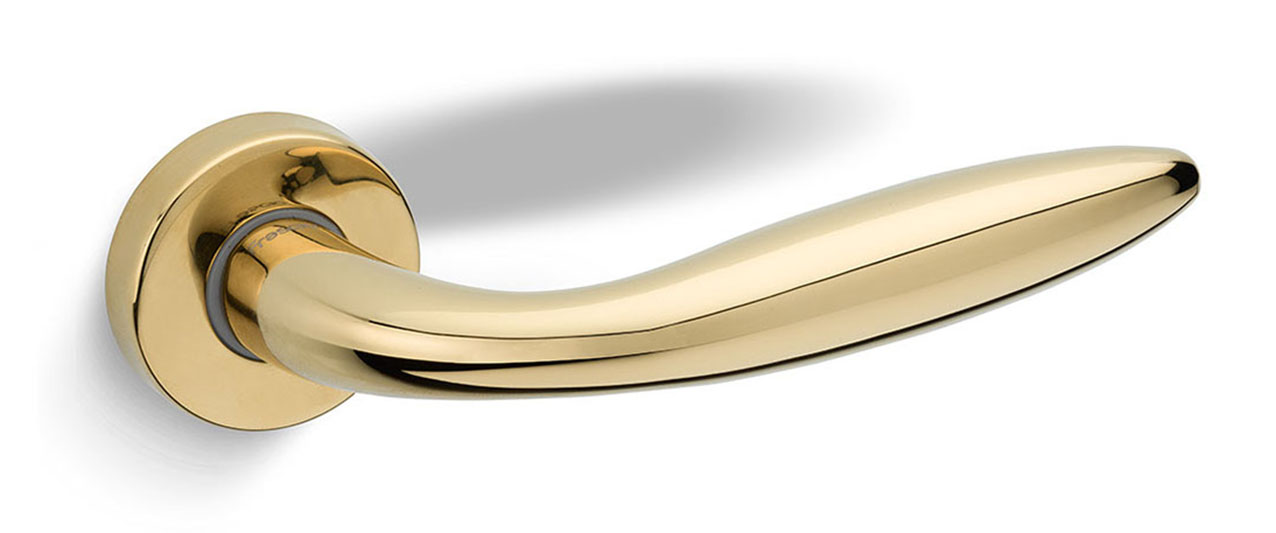 SOFT -  design BCF Design
La maniglia, con elegante linea tradizionale ,  fa parte del catalogo Frascio  da lungo tempo .
Soft è una proposta che si configura come soluzione capace di superare le mode, diventando un classico senza tempo in questa area di gusto.
Finiture disponibili
Inoxbrass – allegata immagine-
Inoxchrome
Cromo lucido
Cromo satinato
Nero opaco