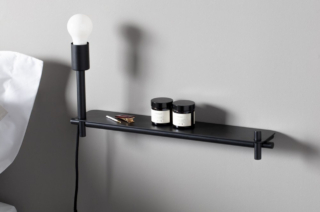 La mensola Buck di Ever Life Design permette di sfruttare al meglio lo spazio grazie  alla lampada integrata: può essere posizionata accanto al letto al posto del comodino oppure all'ingresso di casa. É realizzata in metallo nero opaco ed è disponibile in due formati. Misura L 40 x P 12,2 cm. Prezzo 355,20 euro. https://www.shop.everlifedesign.it