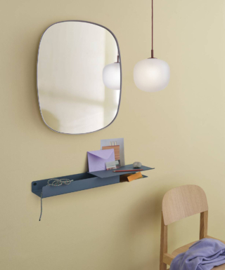 Può essere collocata all'ingresso la mensola Folded Platform di Muuto: permette di appoggiare le chiavi, la posta, il cellulare... La struttura, che imita la carta piegata, è realizzata in lamiera di acciaio verniciata a polvere blu-grigio, ma è disponibile in altre varianti di colore. Misura L 62 x P 19 x H 5,4 cm. Prezzo 189 euro. https://www.muuto.com