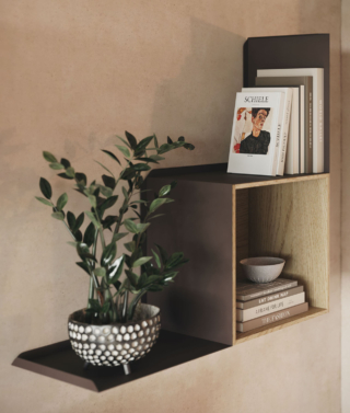 Permette di esporre libri e piccoli oggetti la mensola Climby di Giessegi che è realizzata in resistente metallo verniciato disponibile nei colori Brown, Champagne e Rame. Misura L 80 x P 31,6 x H 80 cm. Prezzo 227 euro + Iva. https://www.giessegi.it