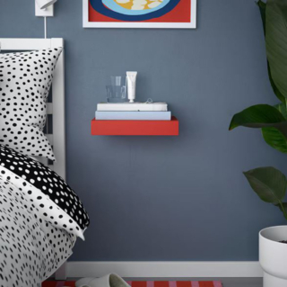 Semplice ed essenziale la piccola mensola Lack di Ikea Italia che diventa protagonista grazie al colore rosso. Può essere usata anche come mini comodino in una camera da letto di dimensioni contenute. Misura L 30 x P 26 x H 5 cm. Prezzo 4,95 euro. https://www.ikea.com