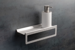 Fa parte della collezione Milano di Stilhaus l’asta portasciugamani MM06 con mensola Inox e dosatore in neolite. Si incolla con una colla speciale fornita insieme al prodotto. Misura L 30 x P 11 x H 26 cm. Prezzo, Iva esclusa, 213 euro. www.stilhaus.it