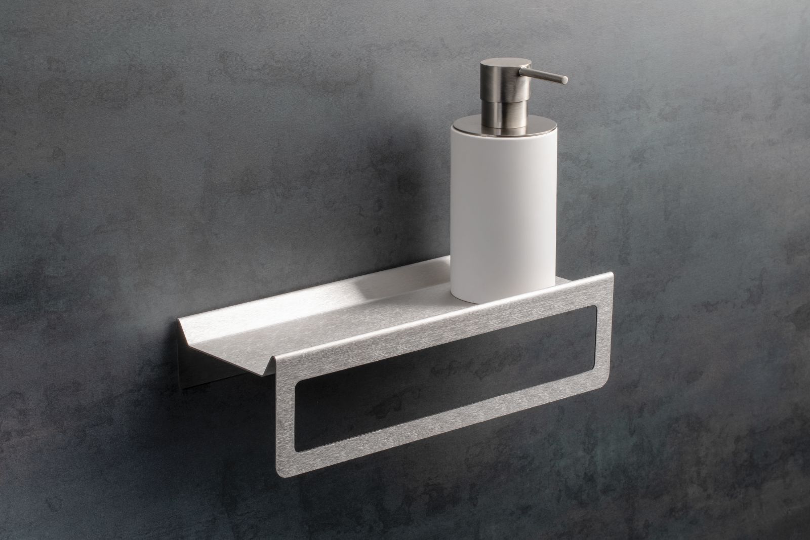 Fa parte della collezione Milano di Stilhaus l’asta portasciugamani MM06 con mensola Inox e dosatore in neolite. Si incolla con una colla speciale fornita insieme al prodotto. Misura L 30 x P 11 x H 26 cm. Prezzo, Iva esclusa, 213 euro. www.stilhaus.it