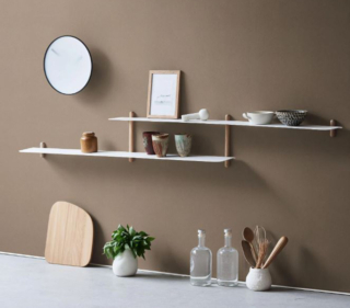 Abbina due piani sfalsati la grande mensola Nivo di Gejst in vendita su Westwing che sta bene in cucina per esporre stoviglie e accessori. È composta da due ripiani in acciaio verniciato bianco con sostegni in legno di quercia. Misura L 172 x P 16 x H 25 cm. Prezzo 149 euro. https://www.westwing.it