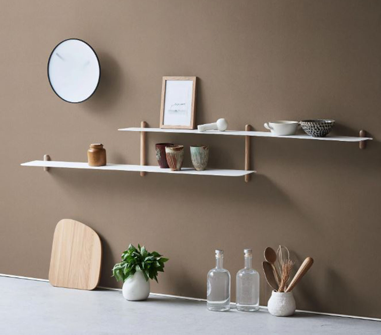 Abbina due piani sfalsati la grande mensola Nivo di Gejst in vendita su Westwing che sta bene in cucina per esporre stoviglie e accessori. È composta da due ripiani in acciaio verniciato bianco con sostegni in legno di quercia. Misura L 172 x P 16 x H 25 cm. Prezzo 149 euro. https://www.westwing.it