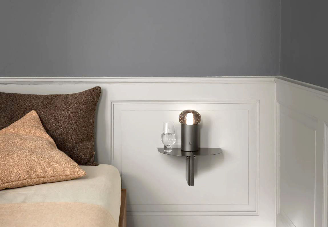 Permette di ottimizzare al meglio lo spazio la mensola Oru di Blomus in vendita su Bonami; ha una forma scultorea, ispirata all'arte giapponese degli origami, ed è realizzata in lamiera di acciaio, verniciata grigio, che la rende robusta e leggera nello stesso tempo. Misura L 30 x P 22 x H 14 cm. Prezzo 128 euro. https://www.bonami.it