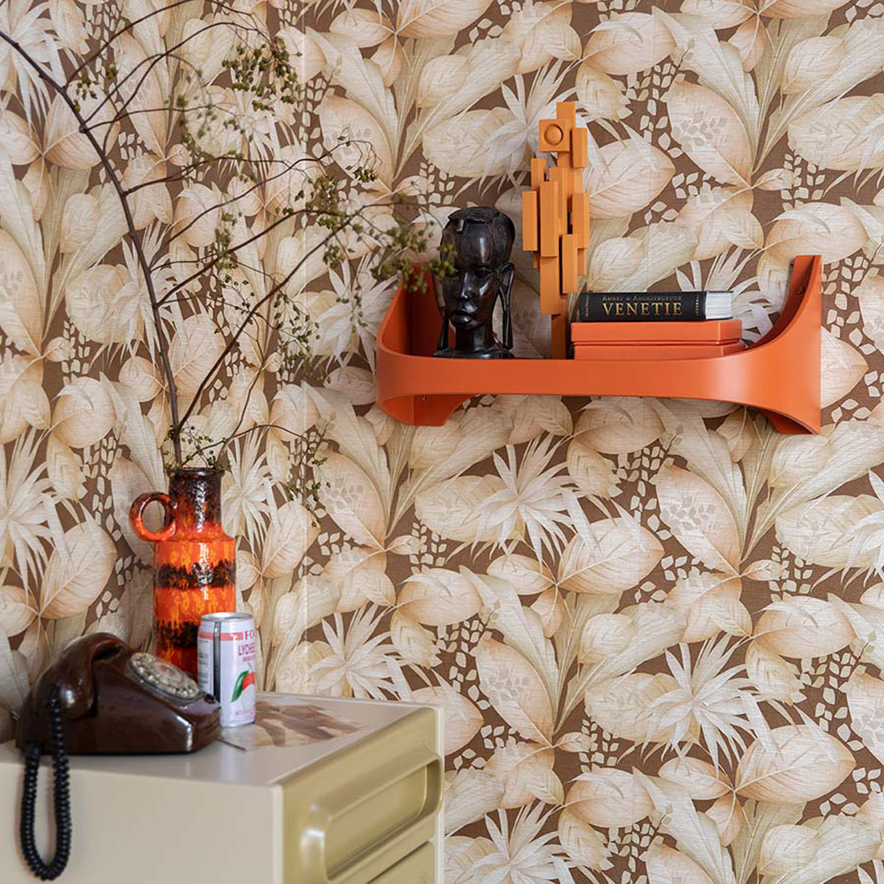 Ha uno stile vintage la mensola Retro di HK Living in vendita su AMF Mobili di Design: ha una forma arrotondata con il bordo rialzato. È completamente realizzata in compensato verniciato  arancione opaco. Misura L 60 x P 25 x H 24 cm. Prezzo 299 euro. https://mobilididesign.it