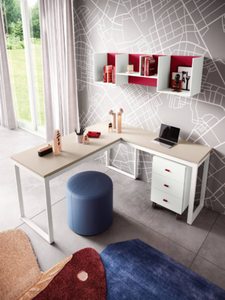 Trova posto sopra la scrivania la mensola che fa parte della composizione K110 di Moretti Compact  che consente di esporre libri e piccoli oggetti. La struttura è realizzata in nobilitato e laccato nei toni del bianco e del rosso. Misura L 134,4 x P 28 x H 38,4 cm. Prezzo 349 euro. https://moretticompact.it