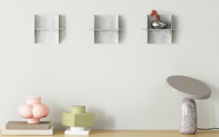 Possono essere usate per esporre piccoli oggetti da collezione, come vasi o sculture, le mensole Alu di Normann Copenhagen: sono prodotte con piastre di alluminio ad incastro con la superficie spazzolata. Misurano L 25 x P 20,4 x H 20 cm. Prezzo 135 euro cad. https://www.normann-copenhagen.com
