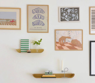 Possono essere appese tra i quadri sulla parete le mensole Alveo di Hiro, disponibili in due formati e in otto varianti di colore. Sono prodotte in acciaio verniciato con finitura goffrata antigraffio.  Misurano L 45 x P 20 x H 10 cm e L 65 x P 20 x H 10 cm. Prezzo a partire da 49 euro. https://hiro.design