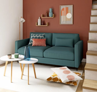 Decorano la parete dietro al divano le mensole Candice di Maisons du Monde in legno di paulownia messo in evidenza dalla forma essenziale. Misurano L 24 x P 11 x H 7 cm, L 35 x P 11 x H 8,3 cm e L 41,5 x P  11 x H 10 cm. Prezzo 14,99 euro  (per il set da 3 pezzi). https://www.maisonsdumonde.com