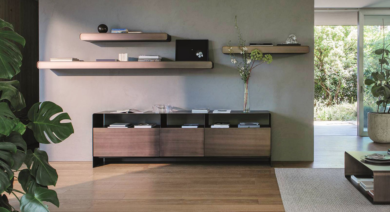 Le mensole Foglio di Flou hanno la struttura costituita da una lastra in metallo curvato che le rende leggere e solide nello stesso tempo; i frontali sono disponibili nella stessa finitura del metallo o a specchio nelle varianti fumè e bronzato. Le mensole sono disponibili nelle finiture brunito opaco, bianco, nero, anodic bronze, greige, oxide, silver oxide, desert rock. Misurano L 91/121/181/241x P 32 x H 10 cm. Prezzo a partire da 1.882 euro. https://www.flou.it