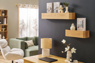 Hanno una linea curva le mensole Hope di Miliboo con la superficie decorata dalle venature del legno di frassino. Spiccano sulla parete scura grazie alla forma compatta e scultorea. Misurano  L 48/90 x P 15 x H 13 cm. Prezzo a partire da 79,99 euro. https://www.miliboo.it