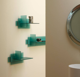Cristallo verde per le mensole Kazimir di Glas Italia che sono composte da lastre sovrapposte, giuntate tra di loro in purezza grazie all’incollaggio UV, che le rendono scultoree e decorative sulla parete. Possono essere appese in entrambi i versi. Misurano L 54/93/94/95/173 x P 28 x H 31,5 cm. Prezzo a partire da 1.135 euro. https://www.glasitalia.com