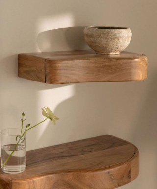 Sono dotate di un comodo cassettino le mensole sagomate Nireimi di Sklum: sono completamente realizzate in legno di acacia che le “impreziosisce” con la venatura e sono disponibili in tre formati. Misurano L 40/60 x P 25 x H 8 cm. Prezzo a partire da  60,95 euro. https://www.sklum.com