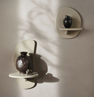 Decorative e originali le mensole Pilu di Ferm Living disponibili in due formati: sono dotate di un ampio pannello posteriore che si trasforma in uno scenografico sfondo per piccoli oggetti “speciali”. Sono realizzate in MDF certificato FSC verniciato Cachemire. Misurano L 20 x P 15 x H 25 cm e L 22 x P 19 x H 40 cm. Prezzo a partire da 45 euro. https://www.fermliving.com