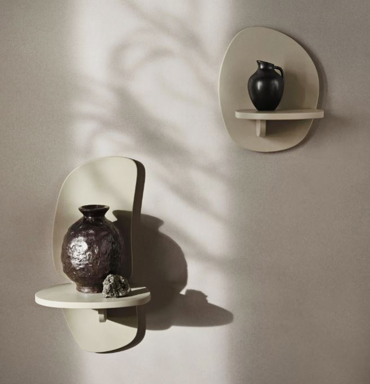 Decorative e originali le mensole Pilu di Ferm Living disponibili in due formati: sono dotate di un ampio pannello posteriore che si trasforma in uno scenografico sfondo per piccoli oggetti “speciali”. Sono realizzate in MDF certificato FSC verniciato Cachemire. Misurano L 20 x P 15 x H 25 cm e L 22 x P 19 x H 40 cm. Prezzo a partire da 45 euro. https://www.fermliving.com