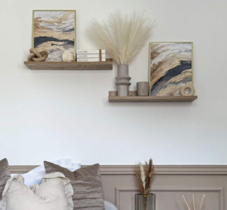 Arredano la parete dietro il divano la coppia di mensole Rachele di Mobili Fiver che permettono di esporre quadri e oggetti: sono realizzate in nobilitato melaminico di alta qualità nella variante Quercia. Misurano L 80 x P 17 x H 8 cm. Prezzo 46,66 euro (per il set da 2 pezzi). https://www.mobilifiver.com
