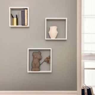 Arredano la parete le mensole a muro Spaceo (Ref. 91271677) in vendita da Leroy Merlin: hanno la struttura cubica, realizzata in MDF bianco, che si trasforma in una cornice per i pezzi da collezione. Misurano L 30 x P 9,7 x H 30 cm. Prezzo 17,90 euro cad. https://www.leroymerlin.it