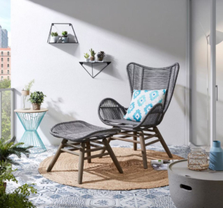 Un'insolita forma a prisma per la mensola Teg di Kave Home realizzata in acciaio verniciato nero. Può essere appesa in coppia, sulla parete del balcone o del terrazzo, per sistemare piccole piante o mini cactus. Misura L 40 x P 20 x H 20 cm. Prezzo 20,99 euro. https://www.kavehome.com