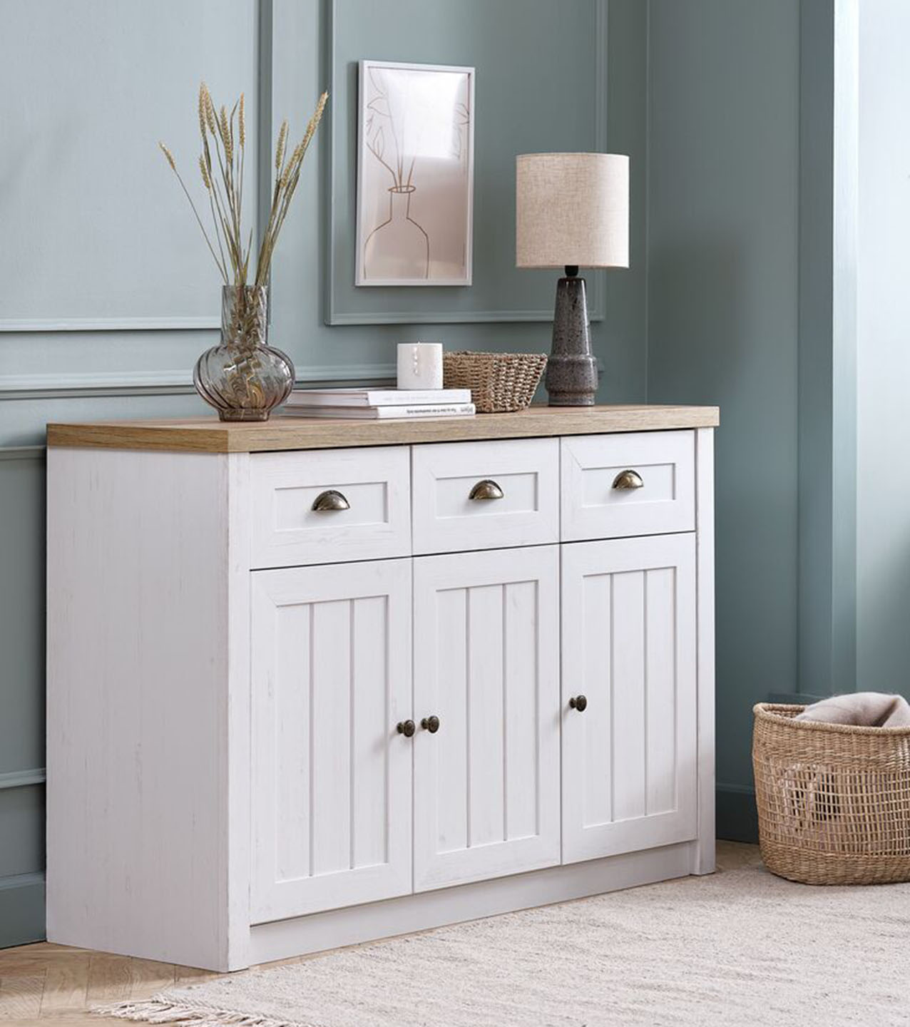 Tre ante e tre cassetti per il mobile credenza Markskel di Jysk che ha un'impiallacciatura decorativa bianco e color rovere naturale; può essere collocato non solo nel living, ma anche nell'ingresso o in corridoio. Misura L 132 x P 43 x H 88 cm. Prezzo 329 euro. www.jysk.it
