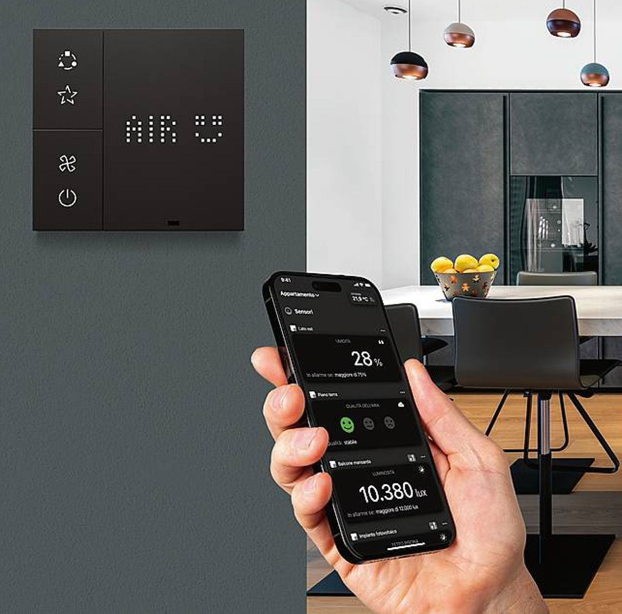 Il multisensore By-me Plus
per Linea con piattaforma XT
di Vimar ha 4 sensori integrati per controllare diversi parametri indoor. La funzione umidostato rileva l’umidità relativa permettendo di non superare la soglia impostata ed evitare la formazione di condensa. Costa a partire da 228,90 euro +Iva. www.vimar.com